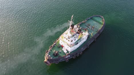toma de arriba hacia abajo de un barco industrial en el puerto de varna, mar negro con agua azul
