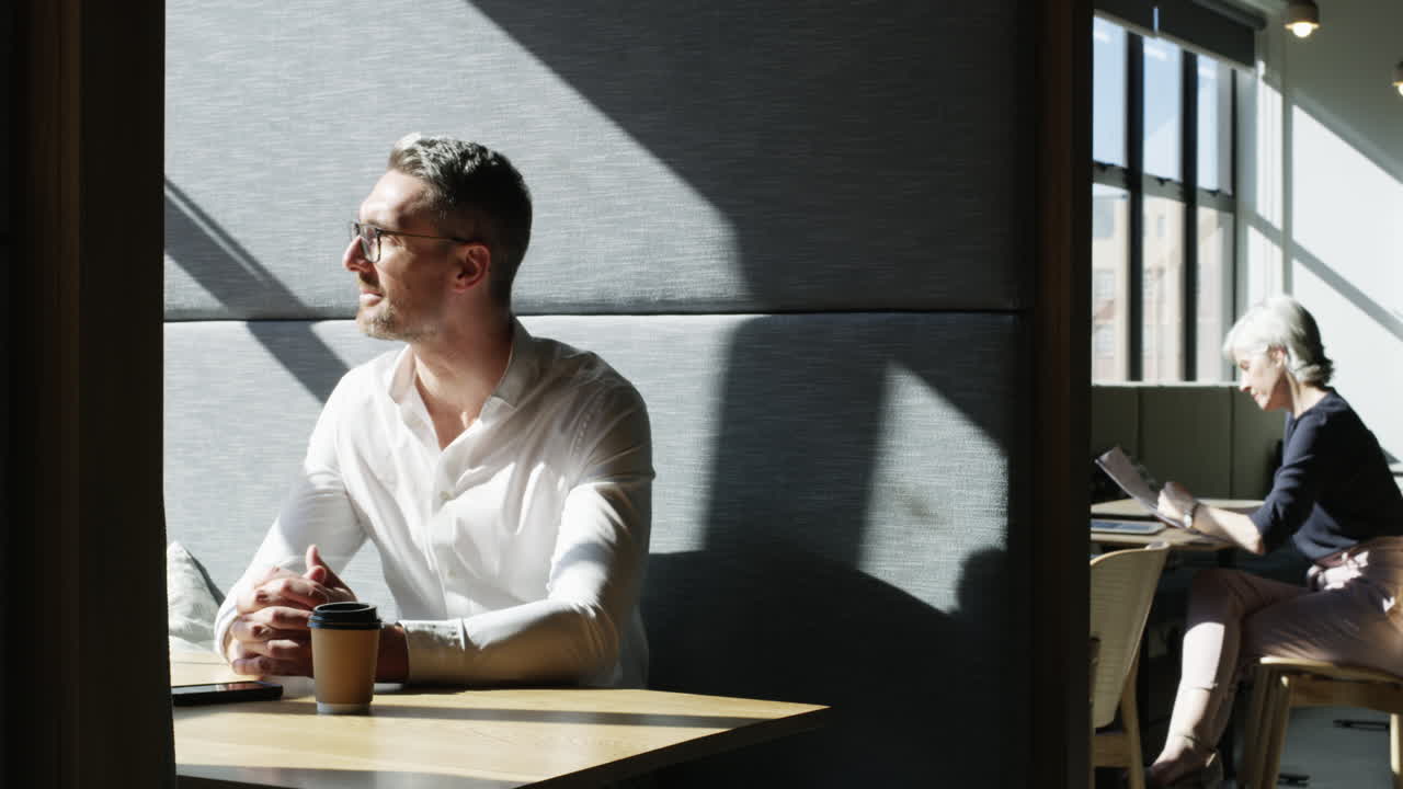 그는 처음부터 끝까지 비전을 가지고 있습니다.