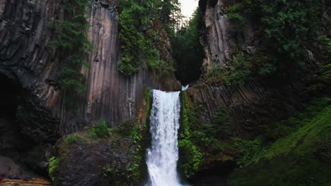 Aerial-view-tilting-in-front-of-the-Toketee-Falls,-in-Douglas-County,-Oregon,-USA