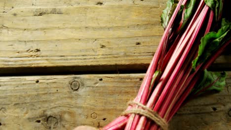 primer plano de kohlrabi en una mesa de madera 4k