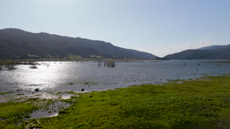 Embalse-Del-Lago-Henshaw-Con-Montañas-Palomar-Al-Fondo-En-El-Condado-De-San-Diego,-California,-Estados-Unidos