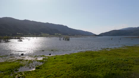 el embalse del lago henshaw con las montañas palomar en el fondo en el condado de san diego, california, ee.uu.