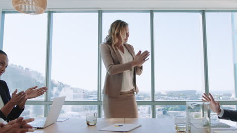 Hermosa-Líder-De-Equipo-De-Mujeres-De-Negocios-Discutiendo-Ideas-Creativas-Con-Accionistas-Informando-A-Colegas-Que-Comparten-La-Estrategia-De-Desarrollo-De-La-Empresa-En-La-Reunión-De-La-Sala-De-Juntas-De-La-Oficina-4k