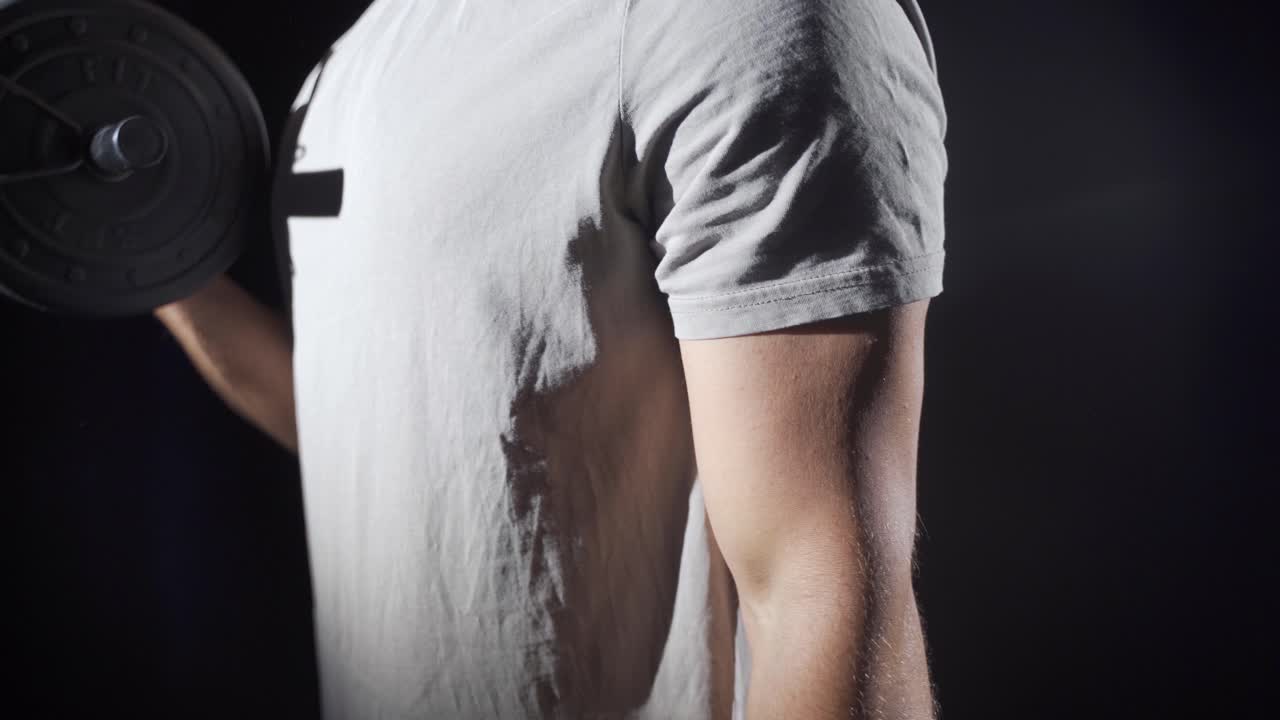 피트니스. 근육 팔 클로즈업.