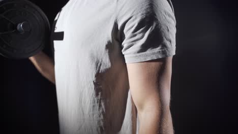 fitness, brazo muscular en primer plano.