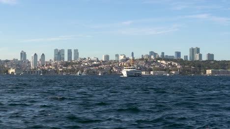 Barcos-Que-Pasan-Por-El-Estrecho-Del-Bósforo,-Paisaje-Urbano-Al-Fondo,-Estambul,-Pavo