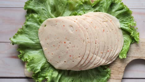 Salamiwurst-In-Dünne-Stücke-Schneiden