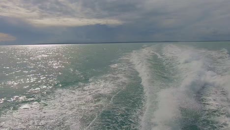 Alejándose-Rápidamente-De-Una-Isla-Tropical-En-El-Territorio-Del-Norte-De-Australia-Con-Una-Intensa-Tormenta-Que-Se-Cierne-Sobre-La-Isla