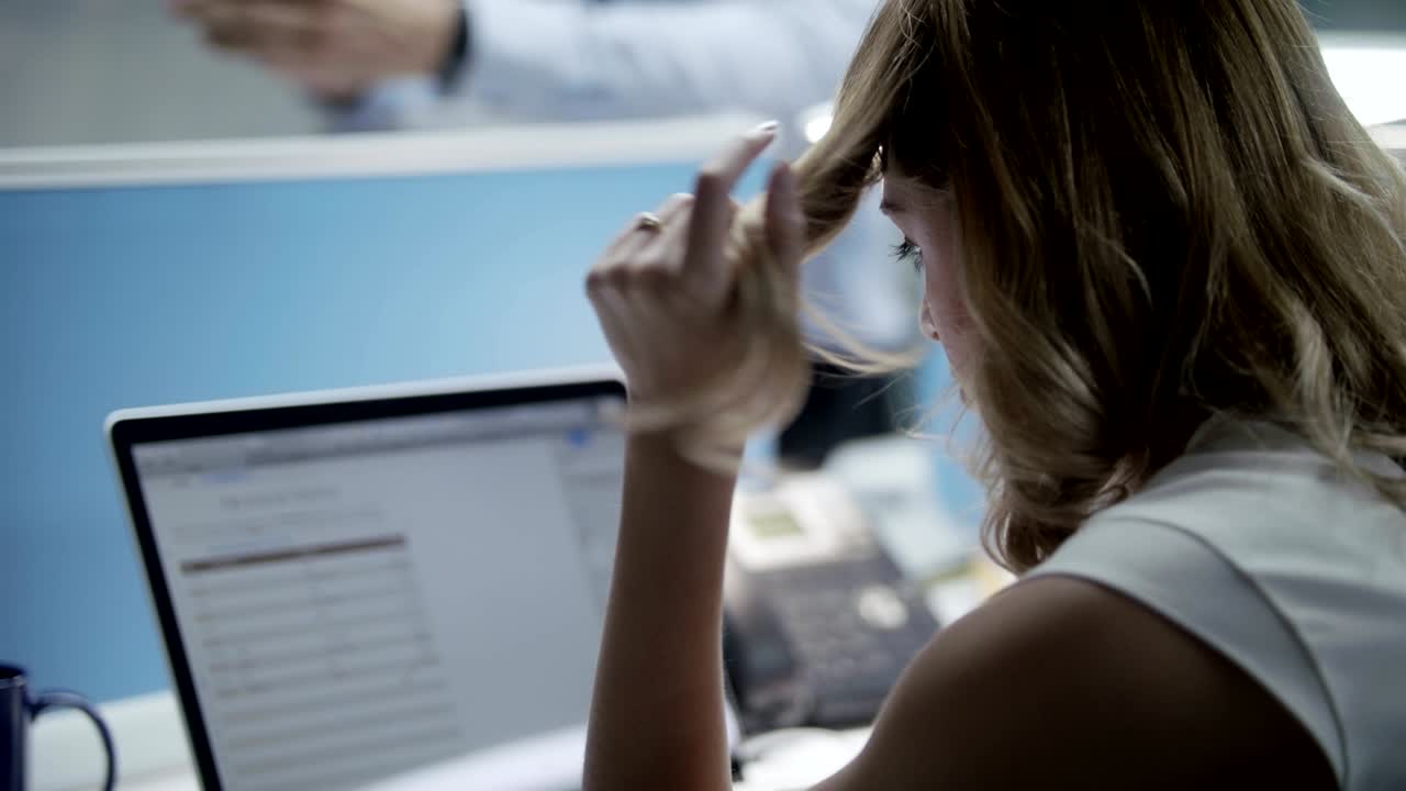 joven aburrida ansiosa y frustrada mujer de negocios que trabaja en una oficina