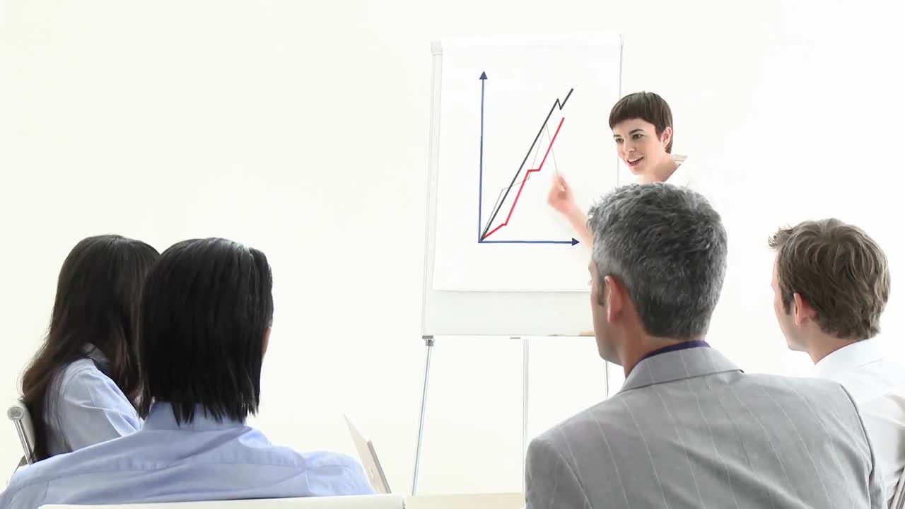 mujer de negocios positiva presentando un gráfico