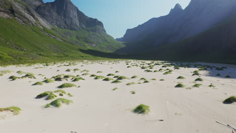 Cinematic-drone-flying-over-the-sand-and-private-beach-at-Horseid-Beach