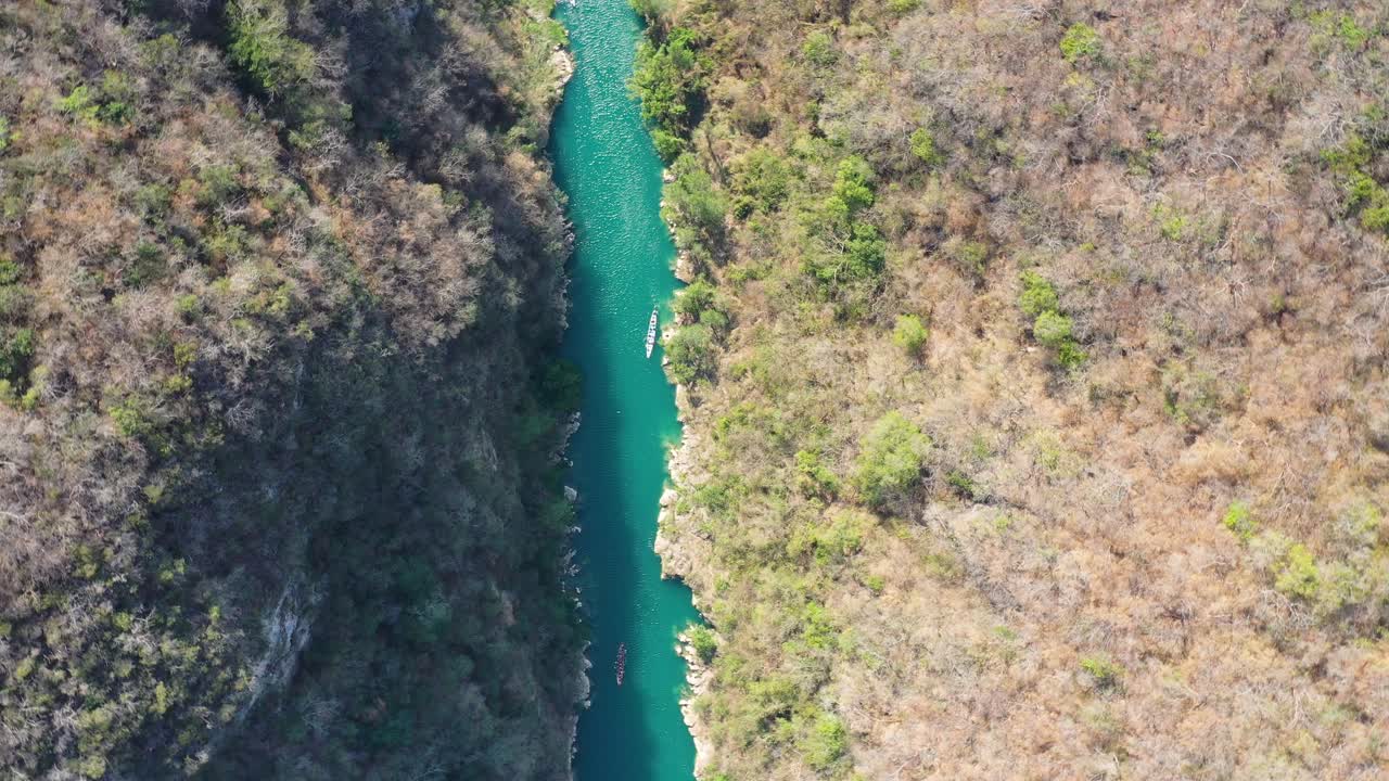 vista de drones sobre el río de montaña en tamasopo san luis potosi méxico