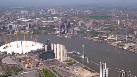 Vista-Aérea-Del-Cable-De-La-Nube-Ifs,-Muelles-Reales-Y-La-Cúpula-Del-Milenio-O2,-Greenwich,-Londres,-Reino-Unido