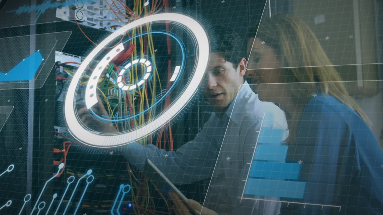 animación del procesamiento de datos sobre un ingeniero y una ingeniera caucásicos que trabajan en la sala de servidores