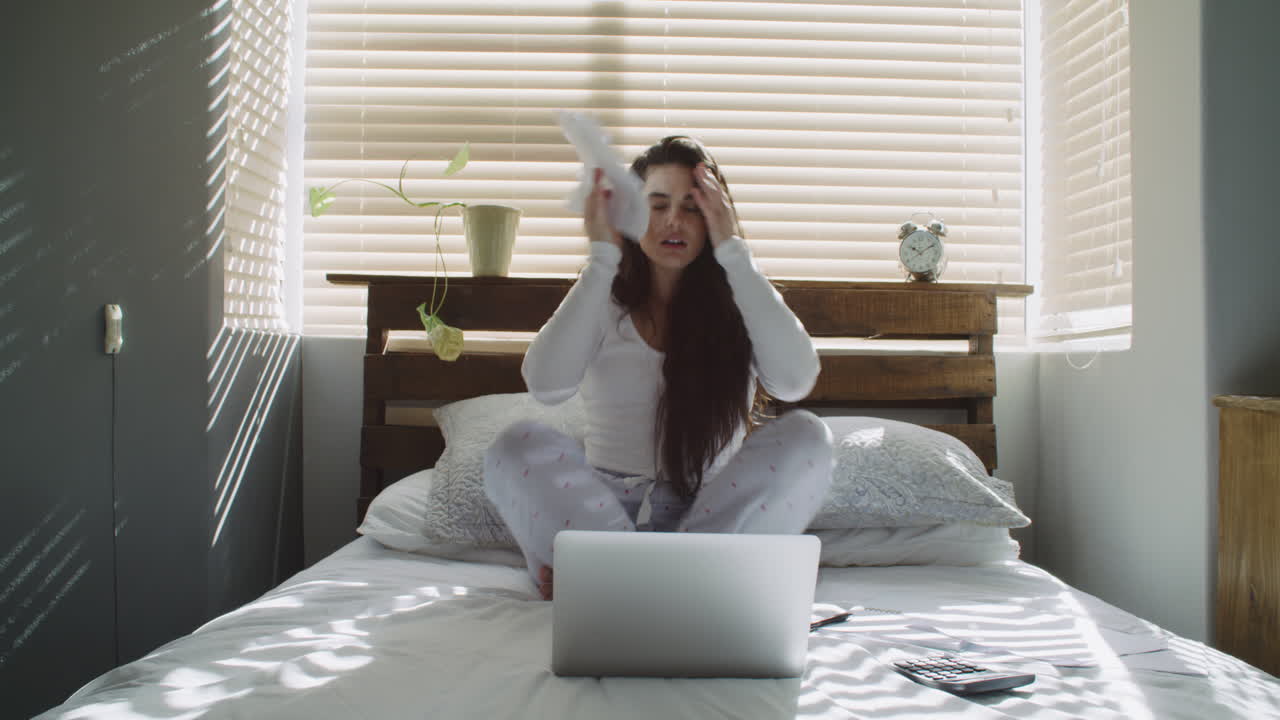 이 모든 서류 작업은 나를 미치게 만들고 있습니다.