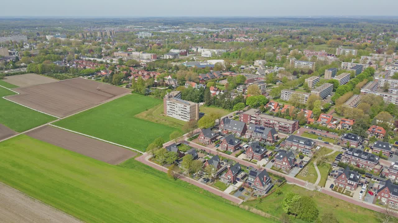 전면에 현대적인 교외 동네와 함께 푸른 마을의 놀라운 스카이라인의 넓은 전망