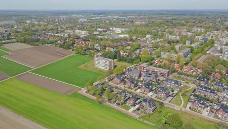 Amplia-Vista-De-Un-Impresionante-Horizonte-De-Una-Ciudad-Verde-Con-Un-Moderno-Barrio-Suburbano-En-Primer-Plano