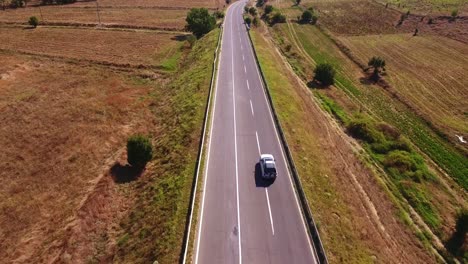 Coches-Circulando-Por-Una-Carretera-En-La-Naturaleza