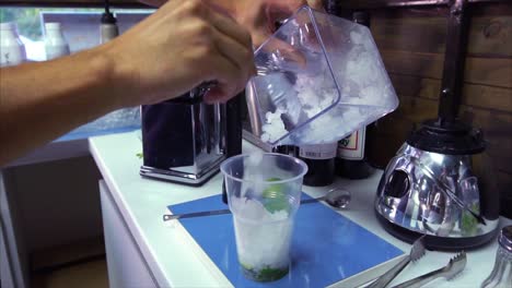 haciendo un cóctel de mojito