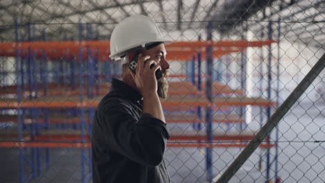 trabajador hablando por teléfono en el almacén