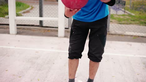 Hombre-Irreconocible-Practicando-Baloncesto-En-La-Cancha-De-La-Calle.-Está-Jugando-Con-Dos-Pelotas-Simultáneamente.-Tiro-En-Cámara-Lenta