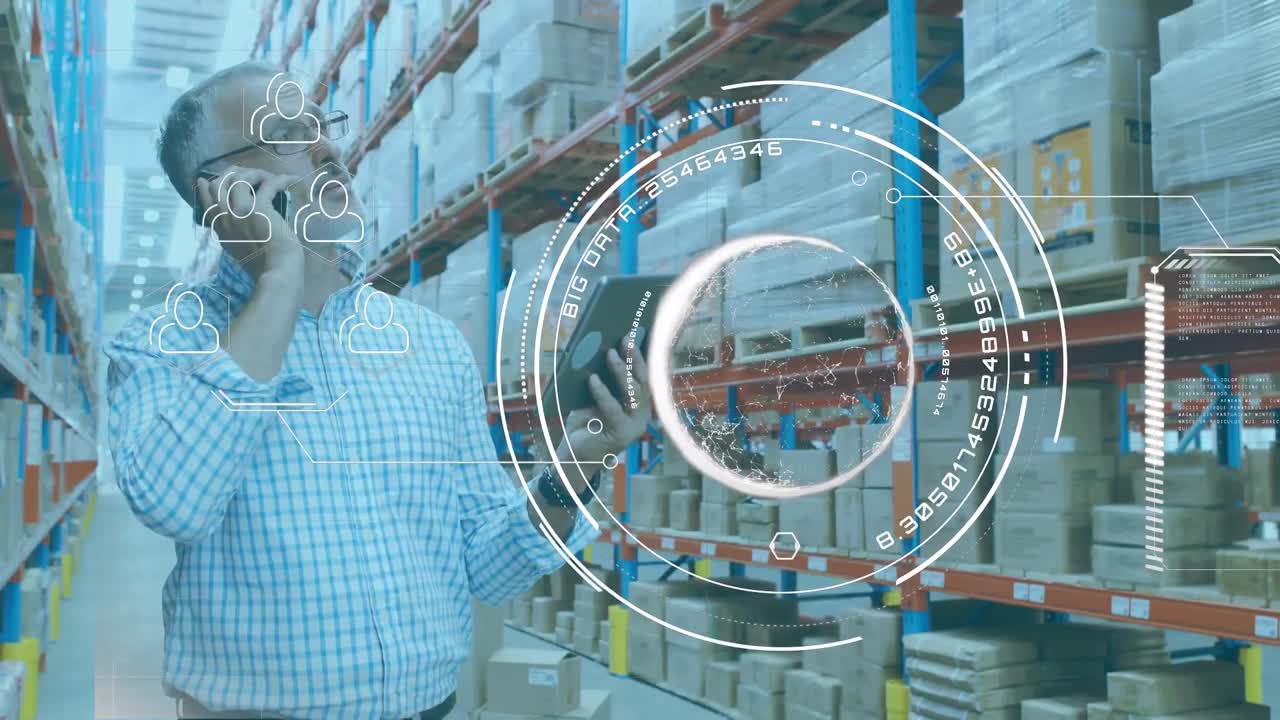 animación de escaneo de alcance y globo sobre el hombre usando tableta y teléfono inteligente en el almacén