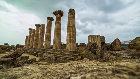 Vista-De-Los-Pilares-En-Valle-Dei-Templi-Cerca-De-Agrigento-En-Sicilia,-Italia-Durante-El-Día-En-Timelapse