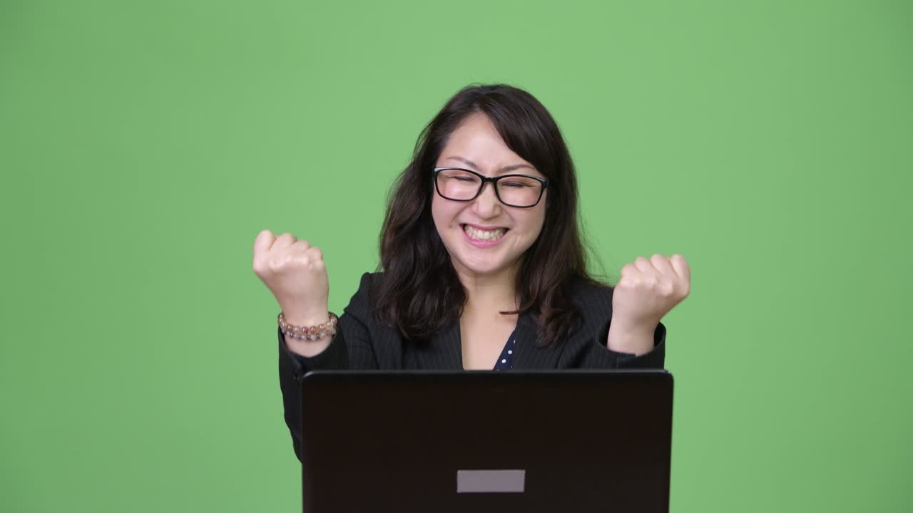 성숙하고 아름다운 아시아 사업가 여성이 노트북을 사용합니다.