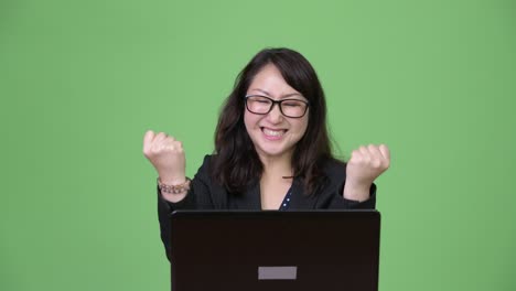 una hermosa mujer de negocios asiática madura usando una computadora portátil