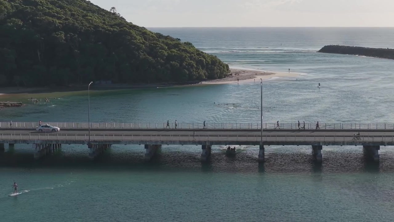Ripresa con drone del Ponte di Tallebudgera Creek a Burleigh Heads, Queensland, Australia.