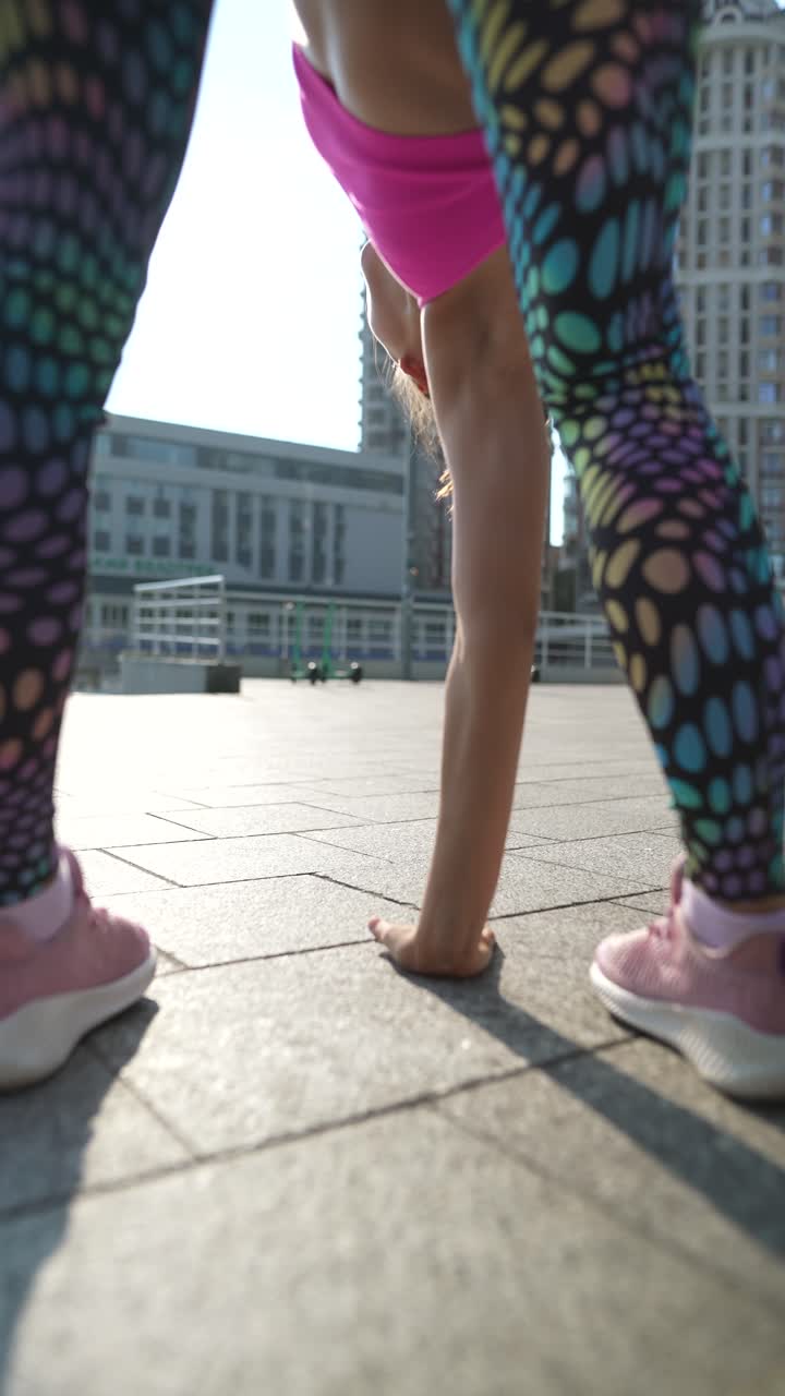 mujer haciendo un handstand en una ciudad