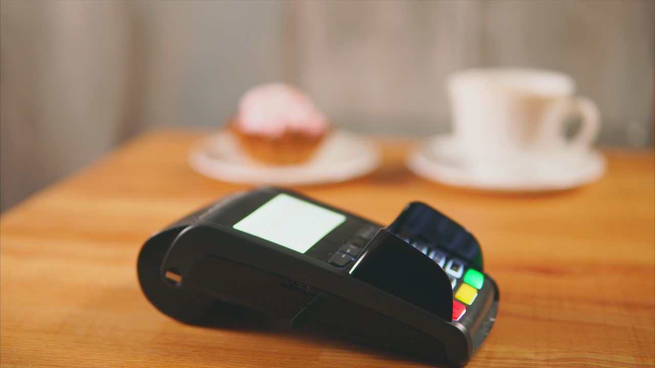 pagar con tarjeta de crédito en un café