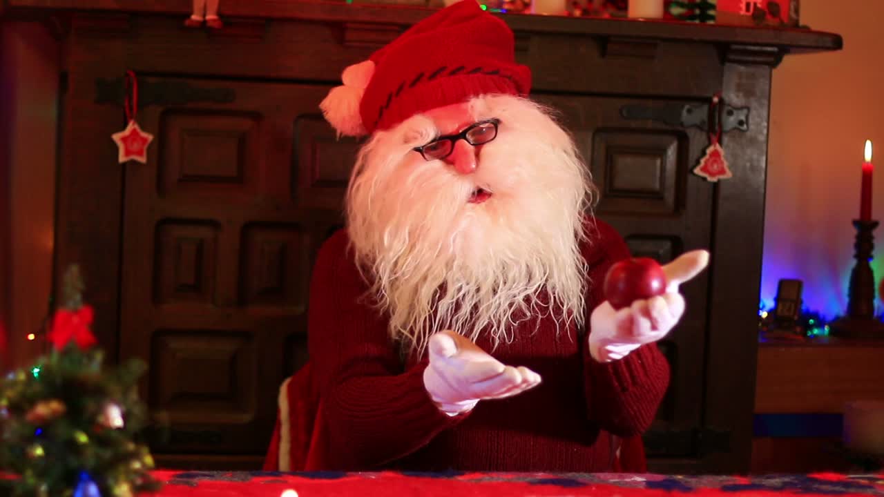 빨간 사과를 가지고 노는 산타 클로스