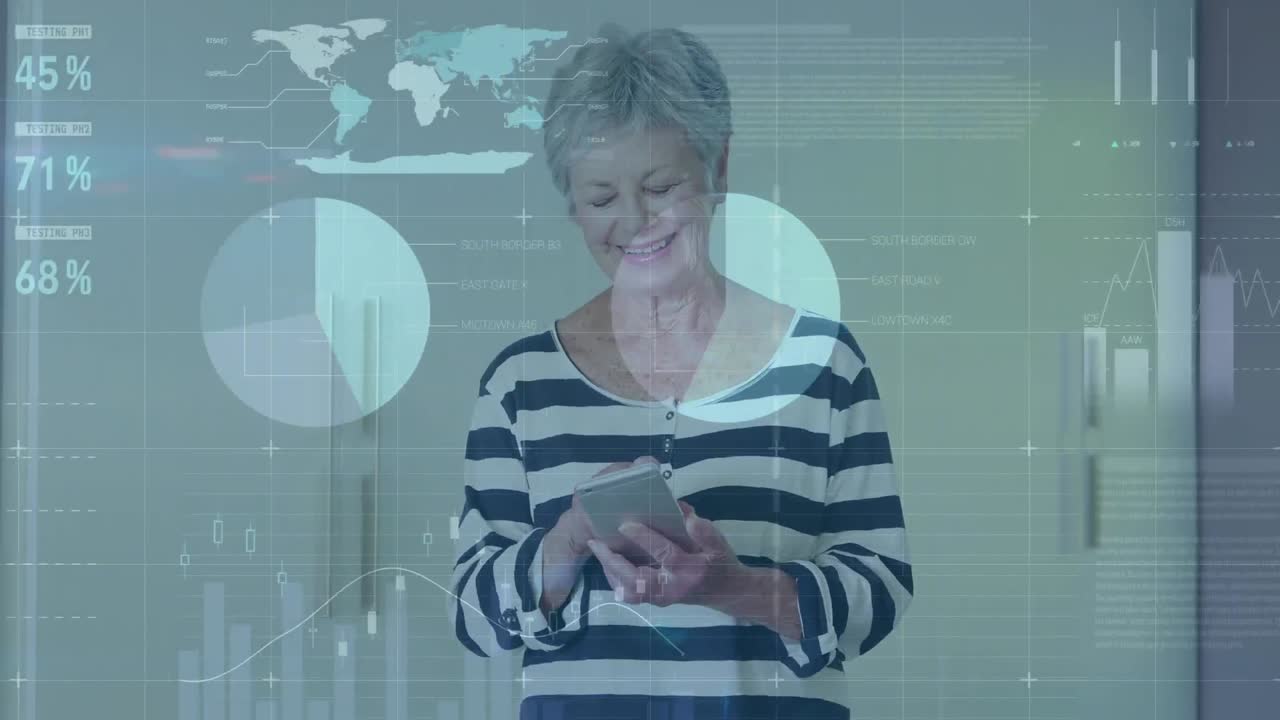 animación de la interfaz infográfica sobre una mujer caucásica mayor sonriente que usa un teléfono inteligente