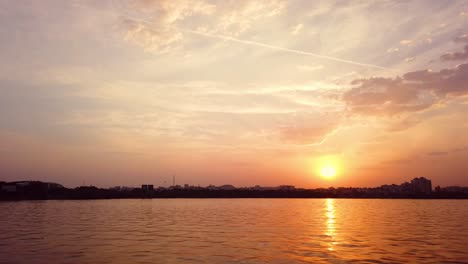 viajar en barco en un lago durante la puesta de sol