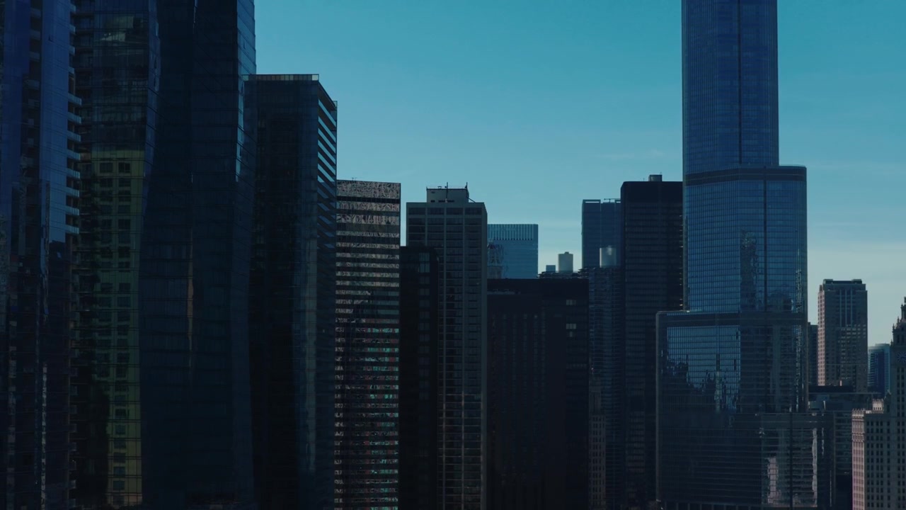 Densos rascacielos de cristal en el centro de Chicago, ilustrando sedes corporativas, el mercado inmobiliario comercial y distritos financieros urbanos de alta densidad.