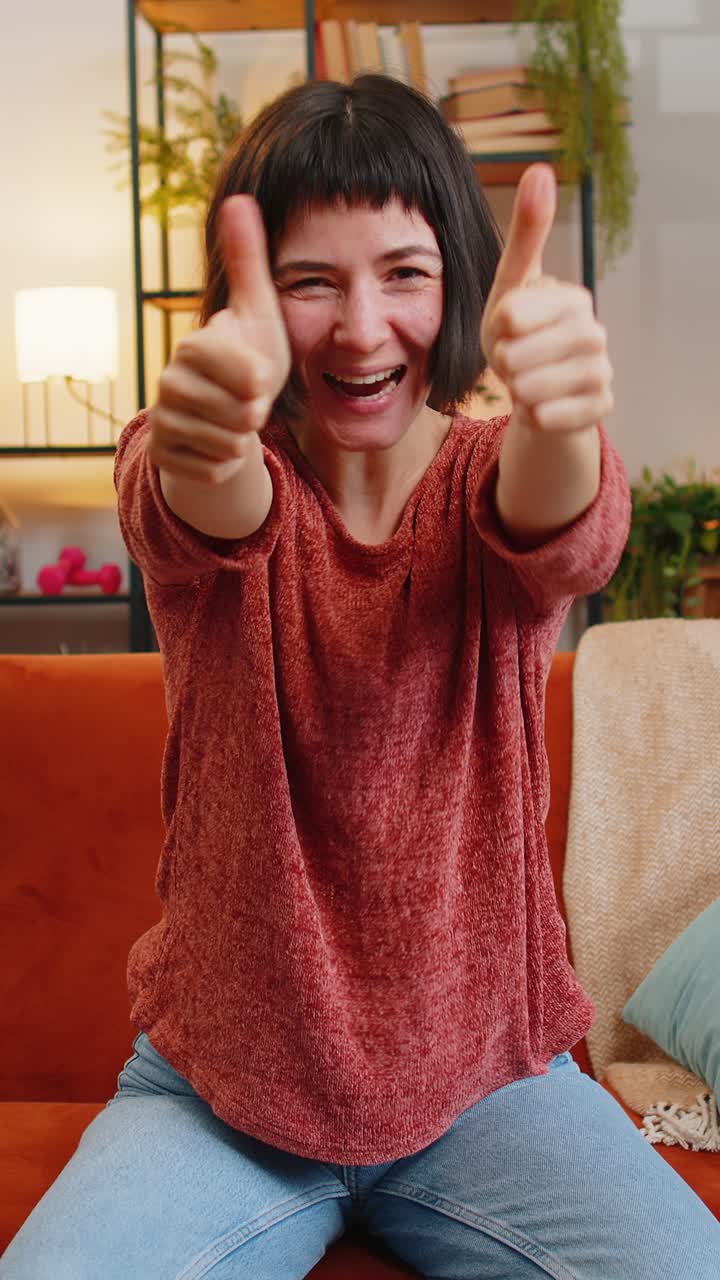 Donna felice che grida, festeggia un successo, guarda un campionato in TV, applaude e si diverte
