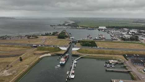 Buque-Entrando-En-Las-Esclusas-De-Haringvliet-En-Stellendam,-Países-Bajos