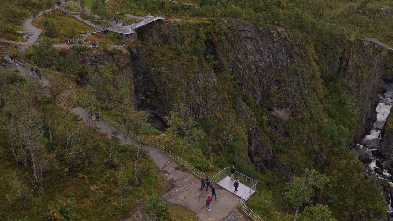 Veduta dall'alto di persone che camminano vicino alle cascate di Vøringfossen in Norvegia