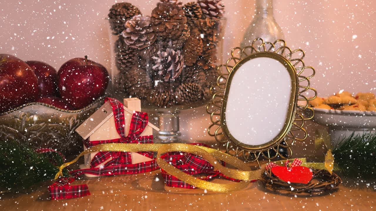 nieve cayendo con decoraciones de navidad