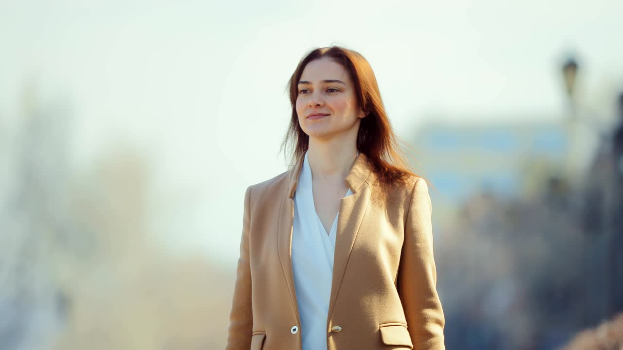 우아한 옷을 입은 젊은 여성이 거리를 고 있습니다. 봄 초의 이 나는 날. 초상화 전망.