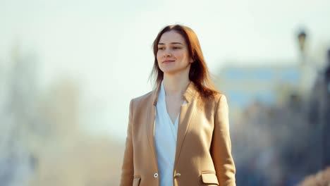素敵な服を着た若い女性が通りを歩いています 春の初めの晴れた日 肖像画の景色