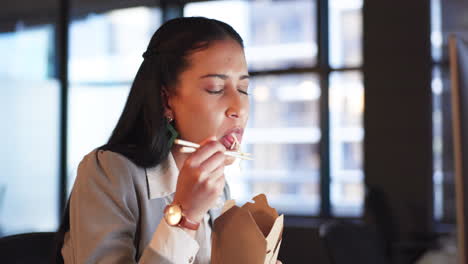 Hungrig,-Arbeit-Und-Eine-Geschäftsfrau-Beim-Mittagessen