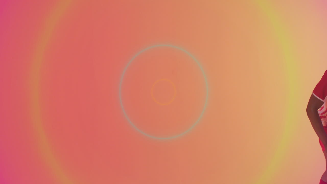 animación de círculos sobre futbolista afroamericano y fútbol