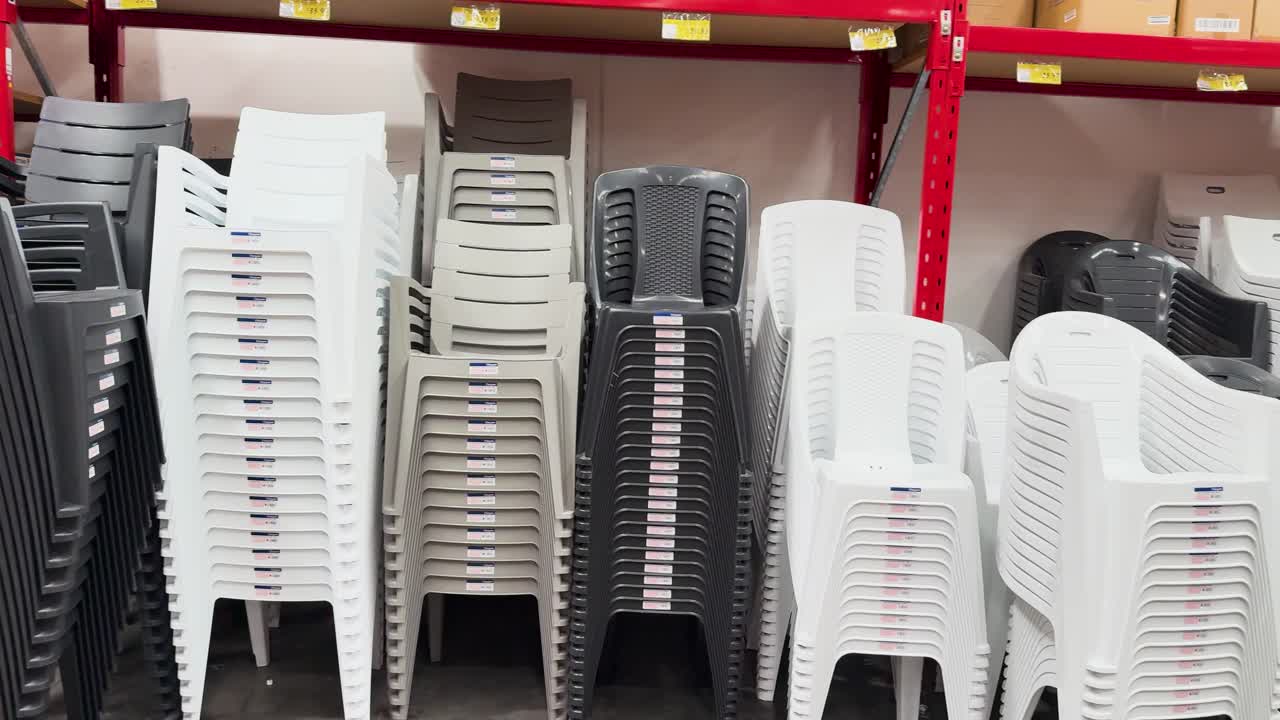 filas de sillas apiladas en una ferretería