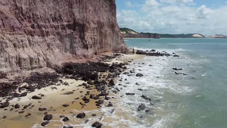 Schutzzeichen-An-Brasilianischen-Stränden-Schwenken-Nach-Oben,-Um-Klippen,-Sand-Und-Tropischen-Wald-Zu-Zeigen