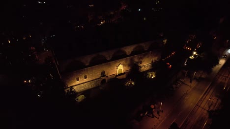edificio tophane-i amire en estambul. tomada de un avión no tripulado de la península histórica y las vistas nocturnas de tophane.