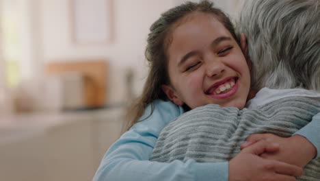 niña feliz abrazando a la abuela sonriendo abrazando a la nieta amando a la abuela disfrutando del afecto en casa concepto de familia imágenes 4k