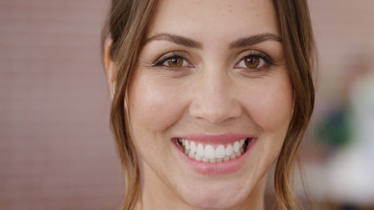 retrato de una mujer hermosa sonriendo en casa