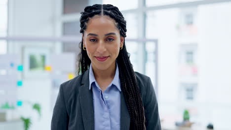 affaires, le sourire et le visage de la femme noire au bureau